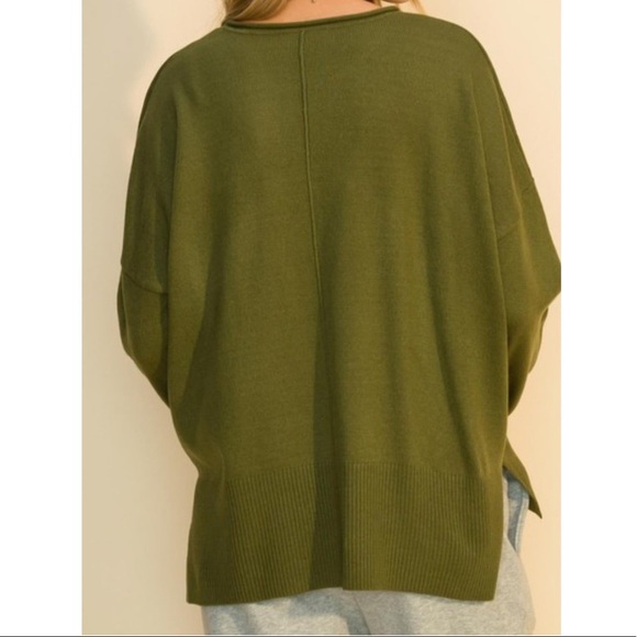 Front seam, side split sweater. - Picture 4 of 8